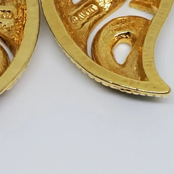 Vintage AVON Contrast Kaleidoscope Red Black Cream Enamel Gold Pierced Earrings - Picture 7 of 10